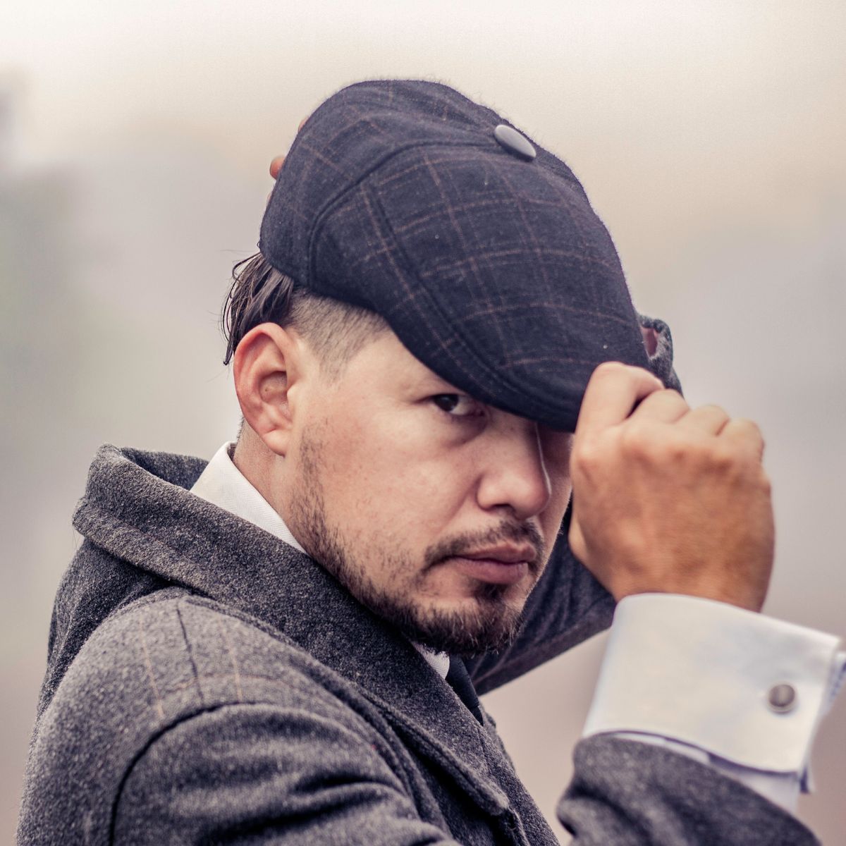 Homem confiante em ambiente de trabalho