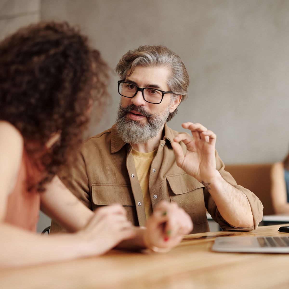 Homem conversando com confiança na comunicação em ambiente profissional