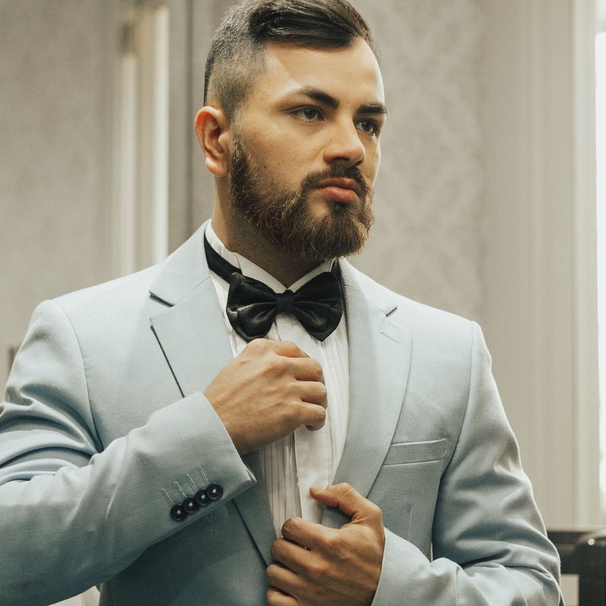 Aparência masculina alinhada e confiante em ambiente sofisticado