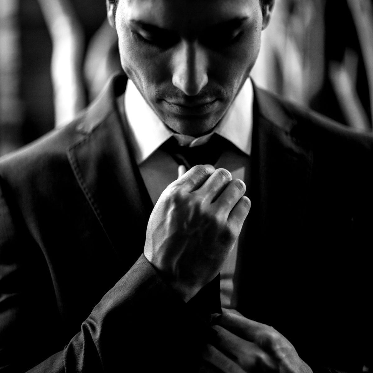Homem elegante demonstrando como ficar mais atraente através de postura e caimento
