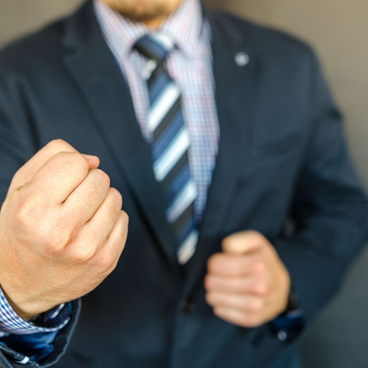 Liderança corporativa e postura de destaque refletindo como ser um homem de sucesso