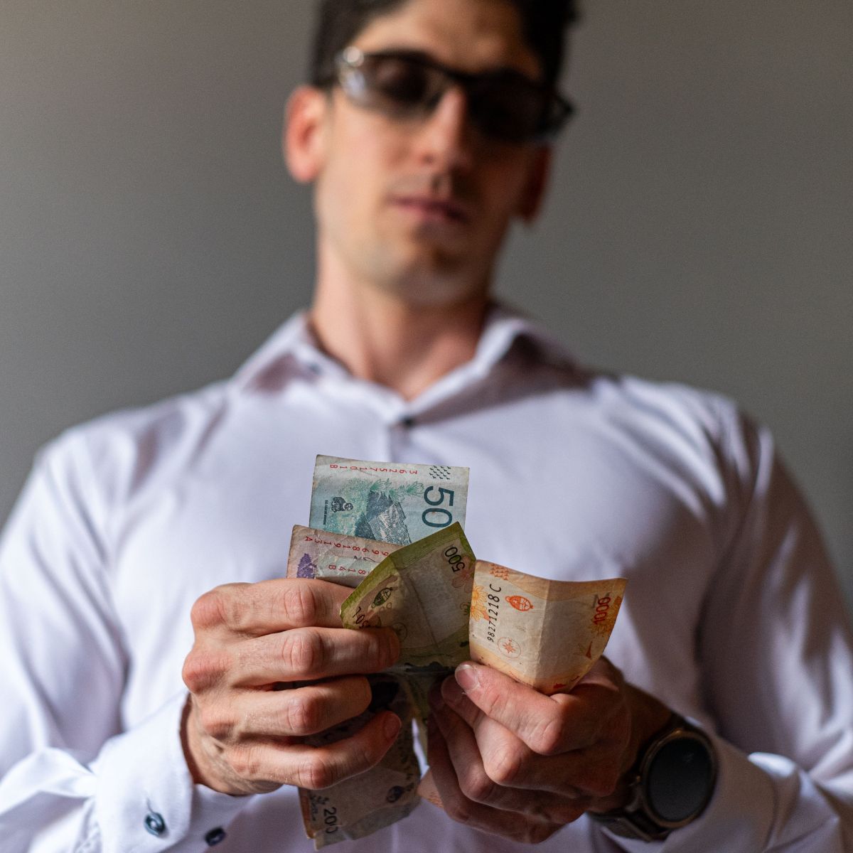 Homem organizando planejamento financeiro em casa