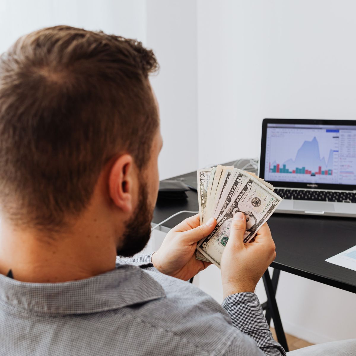 Planejamento financeiro e segurança financeira representados por gráficos