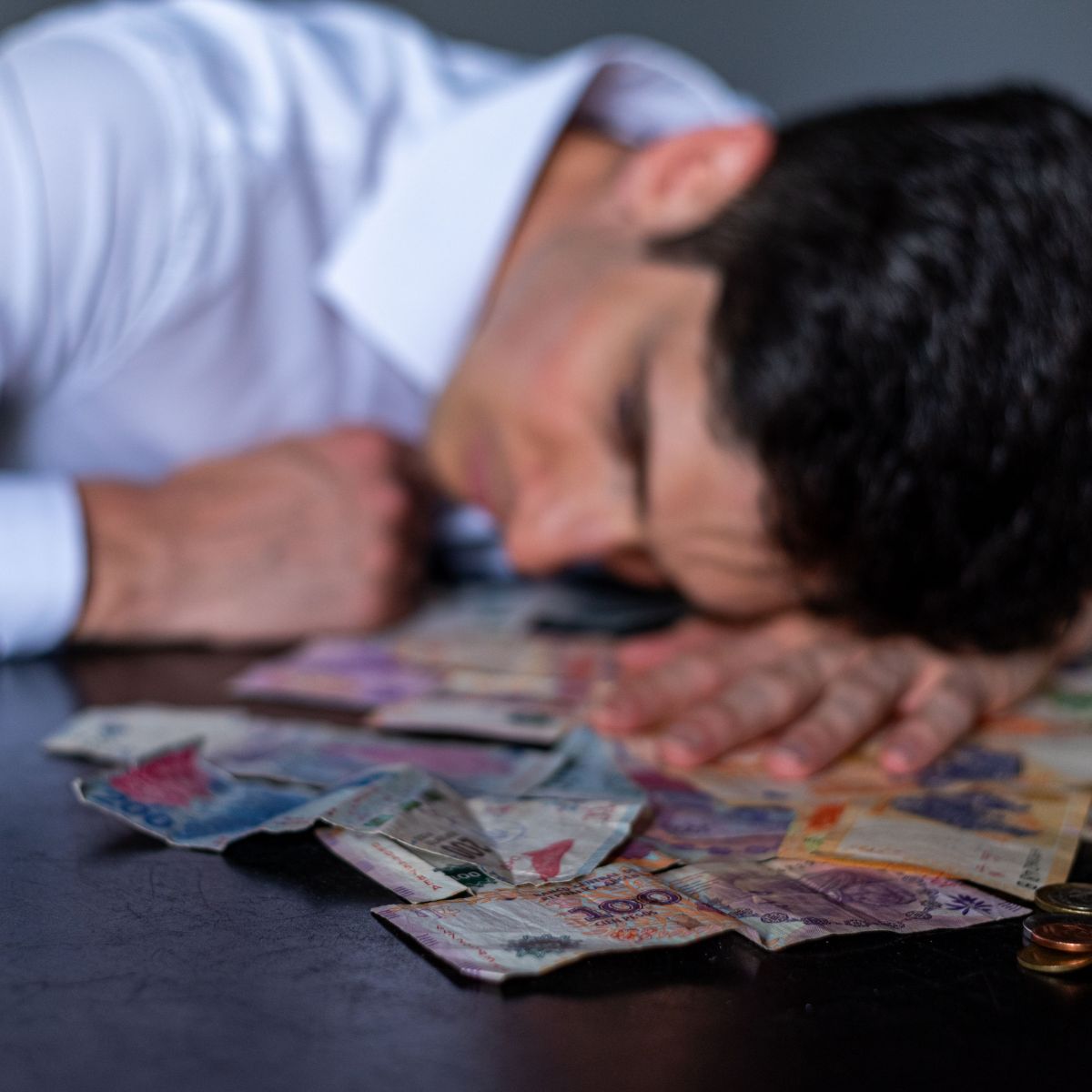 Como construir estabilidade financeira para conquistar uma vida amorosa mais tranquila