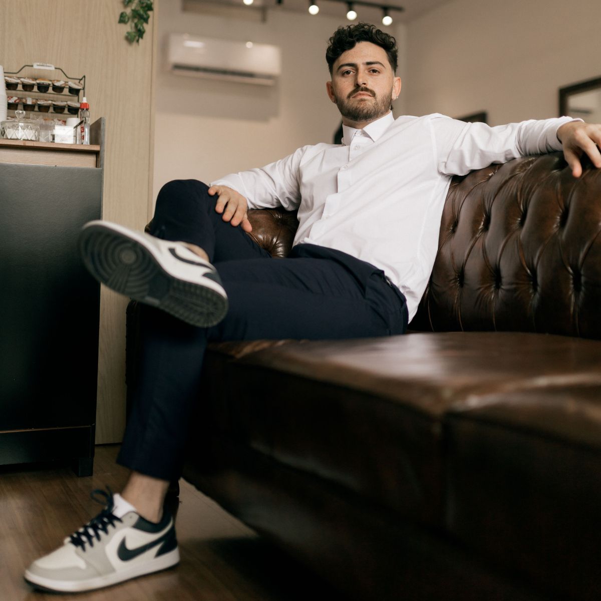 Composição casual refinada demonstrando versatilidade no estilo masculino