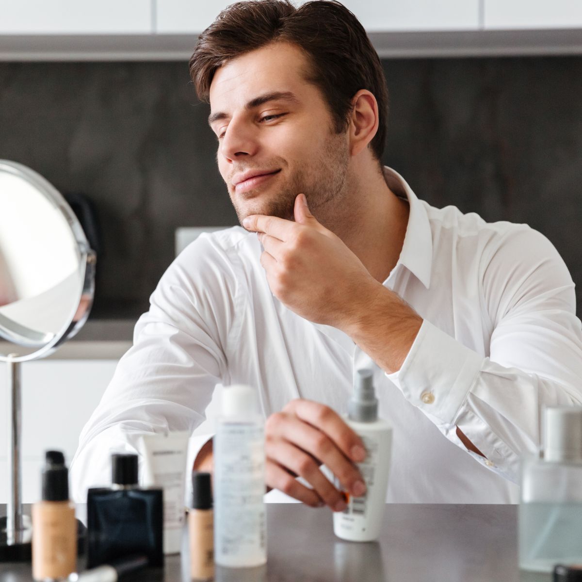 Homem realizando rotina de cuidados pessoais masculina pela manhã